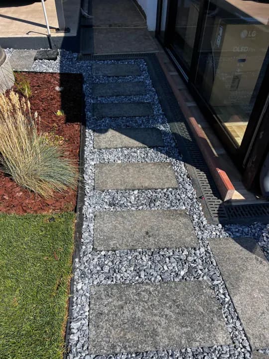 Alee din dale de piatră în pietriș decorativ lângă terasă — amenajare Iași